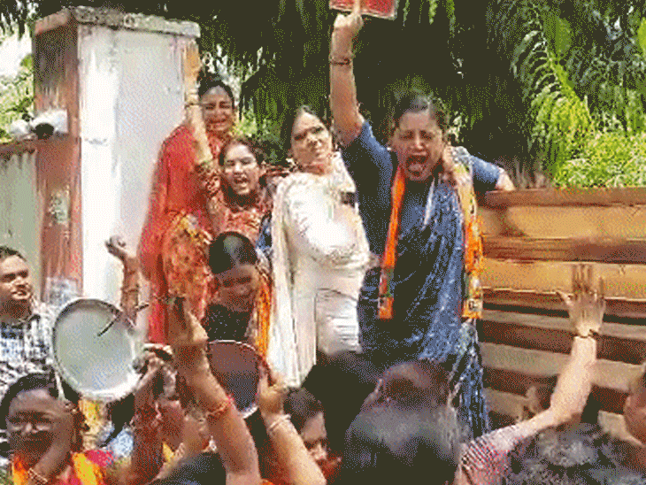 UDH मंत्री धारीवाल के आवास के बाहर लहराई लाल डायरी; थाली-चम्मच बजाकर किया  प्रदर्शन | Nahi Sahega Rajasthan; Ashok Gehlot Ministers Vs BJP Mahila  Morcha Protest - Dainik Bhaskar