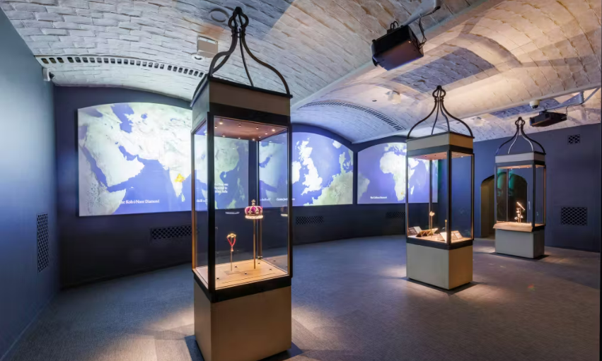 ब्रिटेन के टावर ऑफ लंदन की प्रदर्शनी में कोहिनूर जड़े ताज के साथ कई रॉयल ज्वेल्स शामिल किए गए हैं।