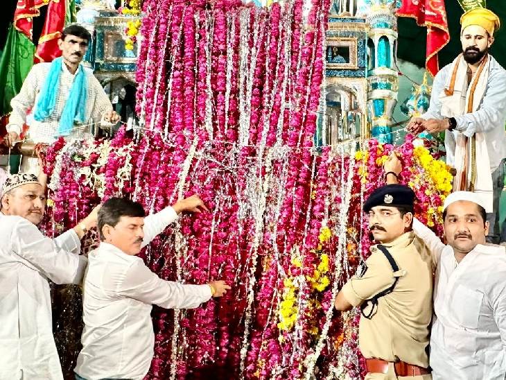 ताजिए पर सेहरा चढ़ाते पुलिस अफसर।