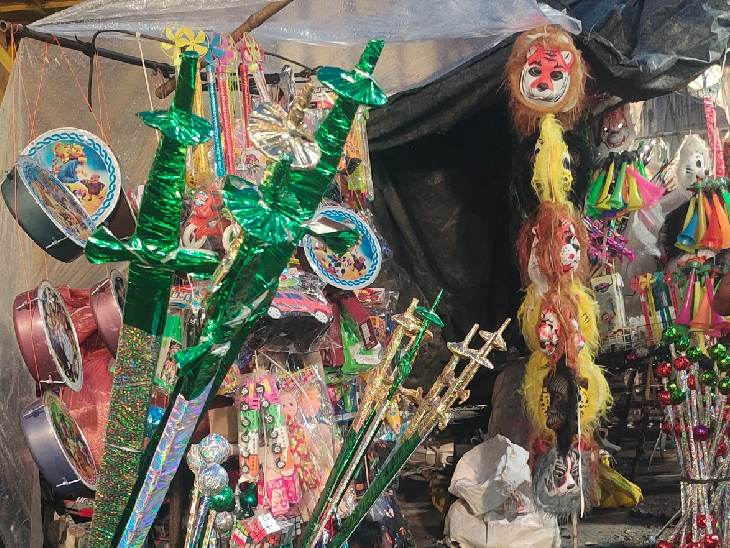 इमामबाड़ा के पास सजी दुकानें।