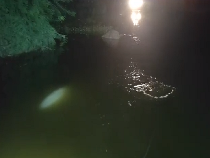 एसडीआरएफ की टीम पानी से भरे गड्‌ढे में युवत की तलाश करते हुए।