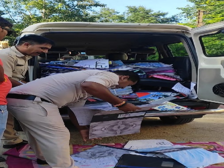 पुलिस ने ऑफिस में छापेमारी की, तब मिले जमीन के दस्तावेज और फर्जी पम्पलेट्स, डॉक्यूमेंट्स को गाड़ी में ले जाती पुलिस।