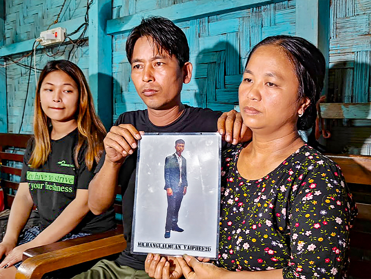 यह फोटो चुराचांदपुर के छात्र हंगलालमुआन वैफेई के परिवार का है। मई में हुई हिंसा में हंगलालमुआन की जान चली गई थी।