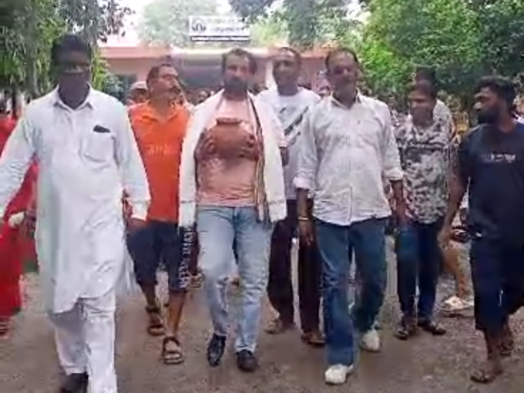 सरकार के खिलाफ नारेबाजी करते कर्मचारी।