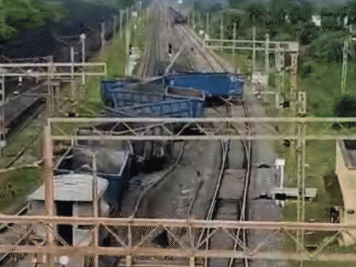 मालगाड़ी के वैगन स्टेशन में सभी ट्रैक में बिखर गए हैं।