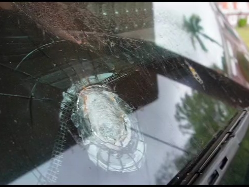 पथराव से गाड़ी के सामने का शीशा क्षतिग्रस्त। गाड़ी को रणविजय प्रताप सिंह जूदेव के बेटे चला रहे थे।