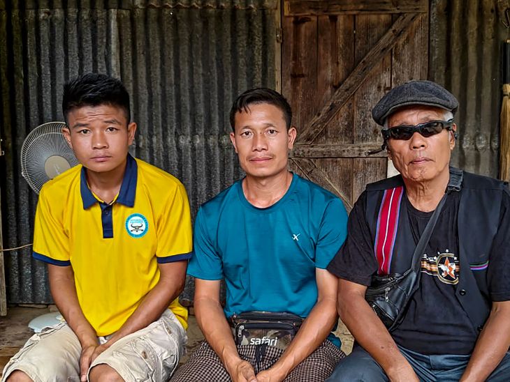 तस्वीर मणिपुर हिंसा में जान गंवाने वाले डेविड थिएक के फैमिली मेंबर्स की है। डेविड की गला काटकर हत्या कर दी गई थी।