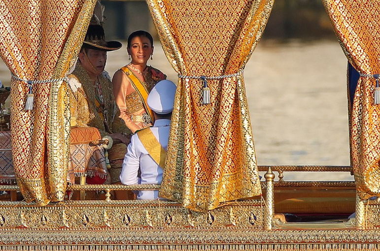 राजा अपनी दो बेटियों के साथ शाही बोट पर। यह तस्वीर तब की है जब वे राज्याभिषेक के लिए जा रहे थे।