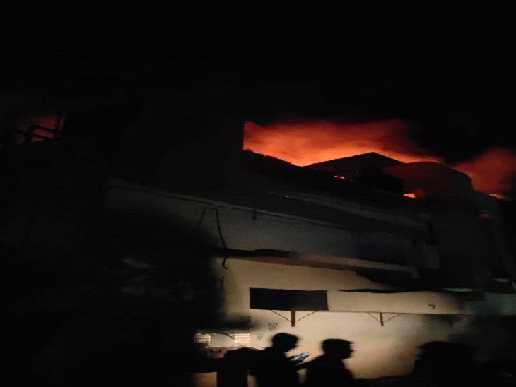 आग इतनी तेज थी कि लपटें दूर तक दिखाई दे रही थीं।