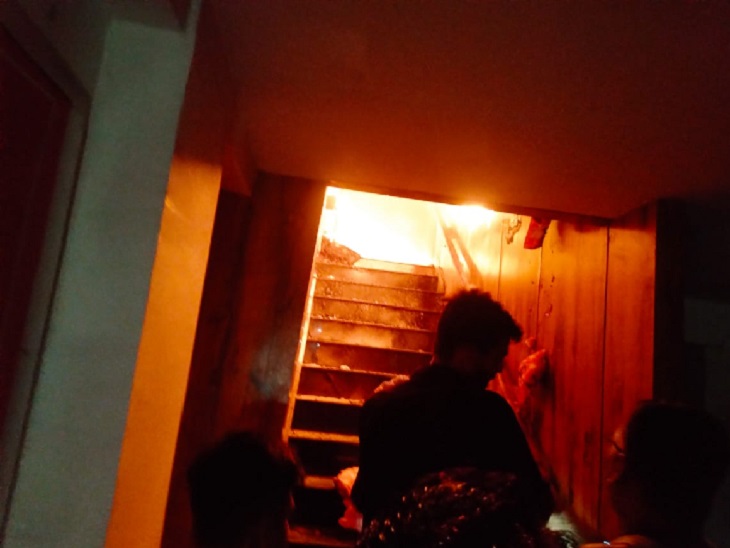 दुकान के अंदर रखे कपड़े धू-धूकर जल रहे थे।