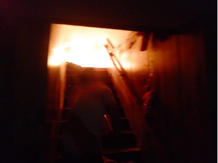 शॉर्ट सर्किट से चिंगारी उठने के बाद आग कपड़ों में फैलने की आशंका है।