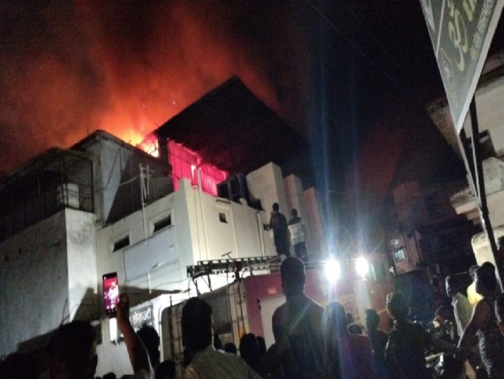 आग बुझाने के लिए दमकलकर्मी छतों में चढ़कर पानी की बौछारें मारते रहे।