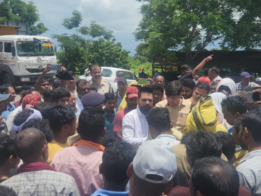 एसडीएम और अधिकारियों ने मिलकर लोगों को शांत कराया।