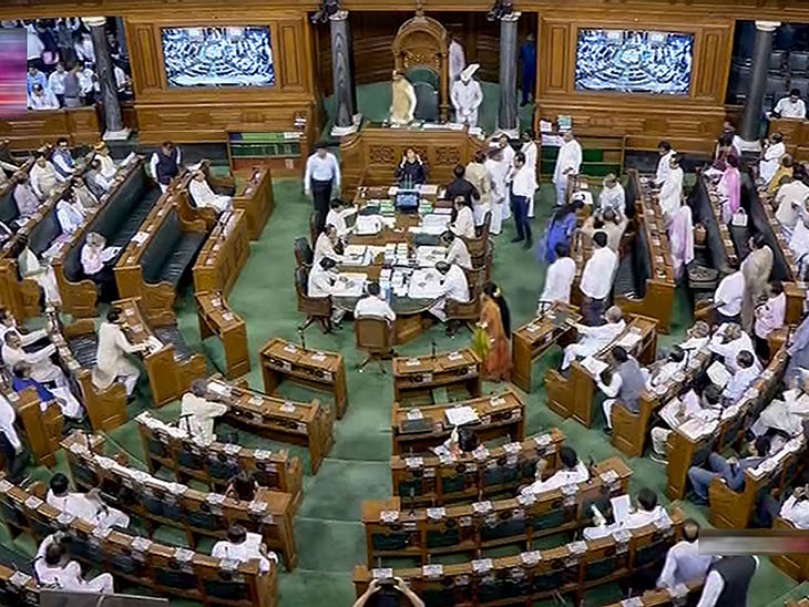 शुक्रवार को लोकसभा की कार्यवाही एक बार स्थगित हुई। इस दौरान विपक्ष के नेता मणिपुर जवाब दो के नारे लगाते रहे।