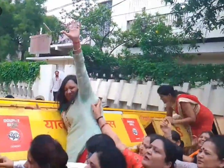 महिला नेता बैरीकेड पर चढ़ीं।