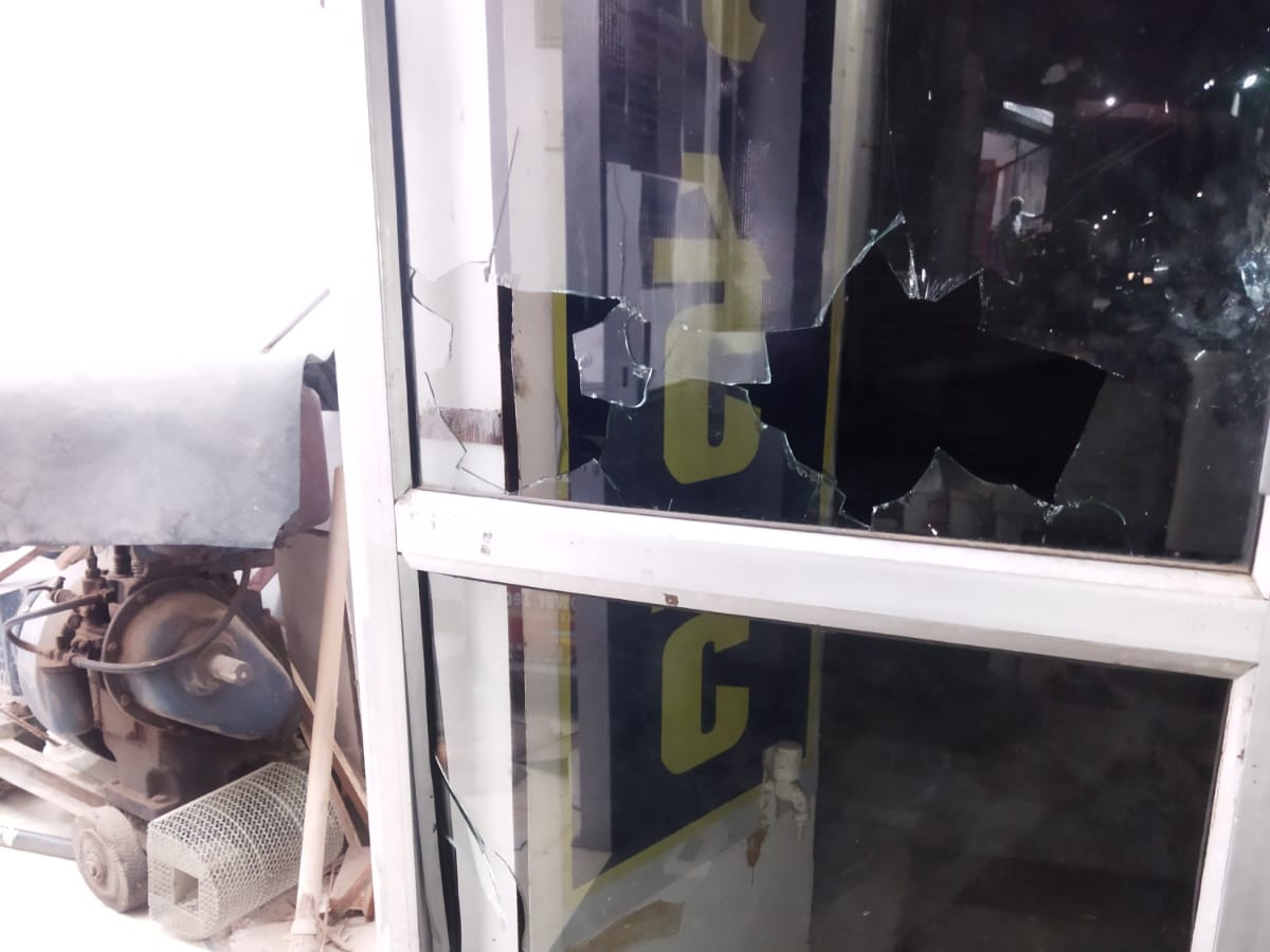 युवकों ने पत्थर मारकर दुकान के शीशे तोड़ डाले।