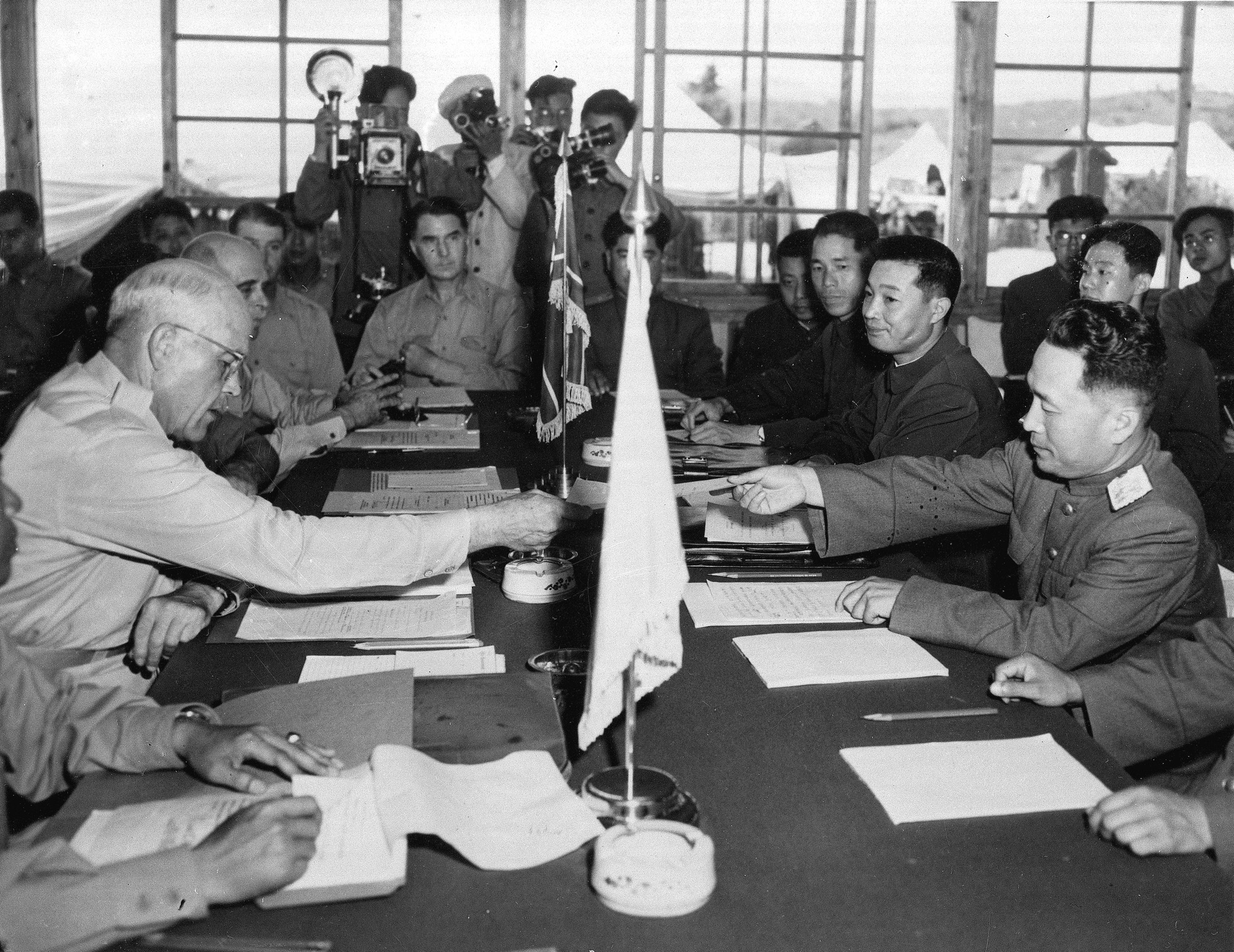 तस्वीर 27 जुलाई 1953 की है, जब नॉर्थ और साउथ कोरिया के लीडर्स के बीच जंग रोकने के लिए शांति समझौता हुआ था।