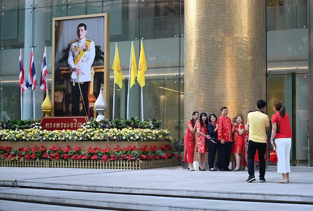 शाही परिवार के लिए थाईलैंड की सरकार ने सालाना बजट में अलग से बढ़ोतरी की है। अब शाही परिवार को खर्च के लिए 8215 करोड़ रुपए दिया गया है।