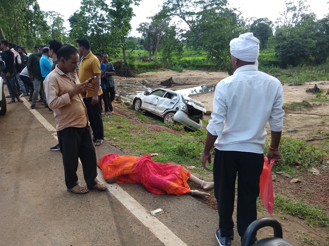 सड़क हादसे में महिला की मौत, पिता और बेटे गंभीर रूप से घायल। घायलों का इलाज रेंगाखार अस्पताल में जारी।