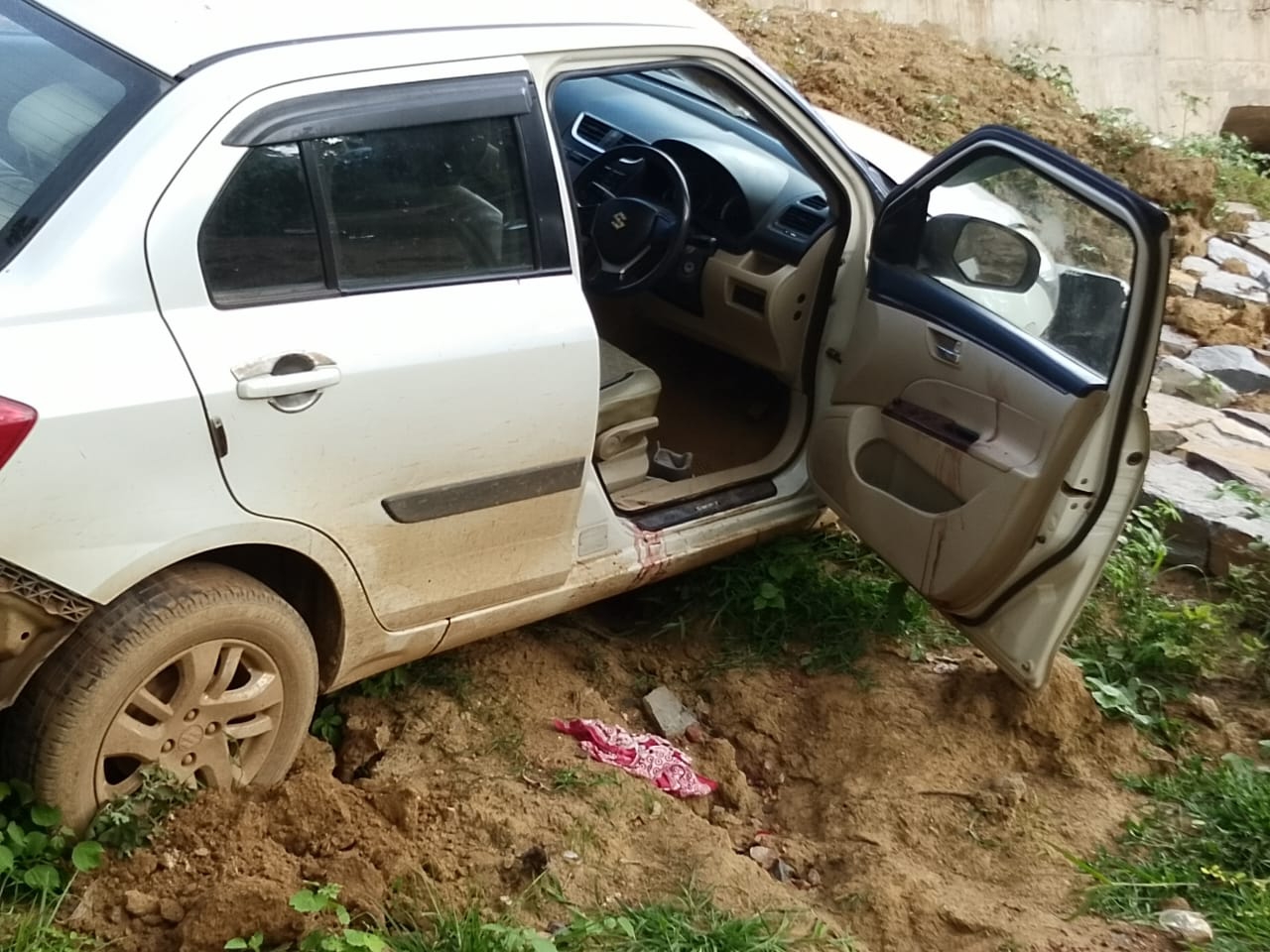 बाग नदी पुल पर कार कीचड़ के कारण अनियंत्रित हो गई। इसके बाद कार पुल से टकराकर दो राउंड में पलट गई।