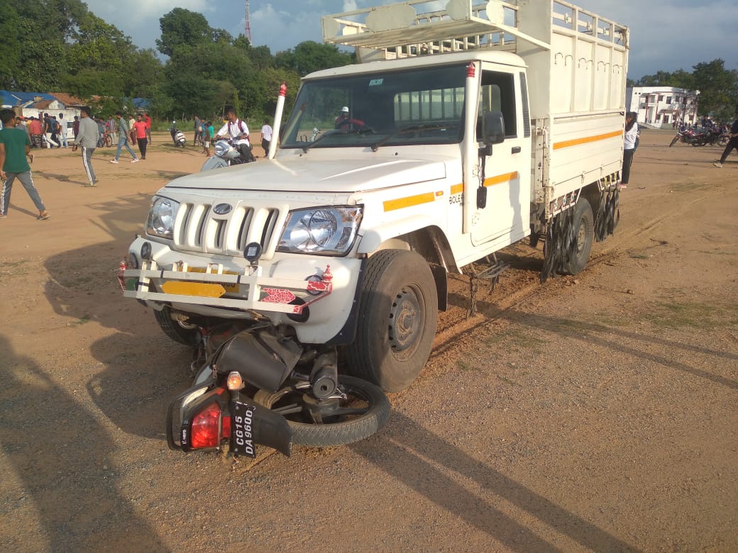 पिकअप चालक उनकी बाइक को करीब 20 मीटर दूर तक घिसटता ले गया। पिकअप को पुलिस ने जब्त कर लिया है।