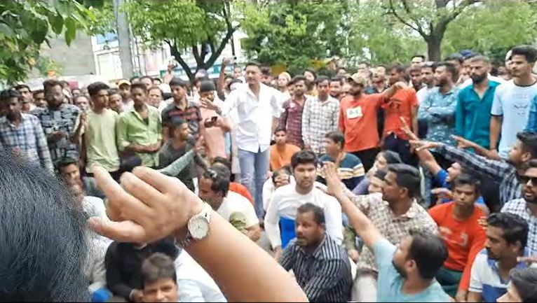 पुलिस कंट्रोल रूम पर समुदाय विशेष के प्रदर्शन के दौरान एक लड़के ने भगवान महाकाल की सवारी निकालकर दिखाने की धमकी दी। इसका वीडियो सामने आया है।