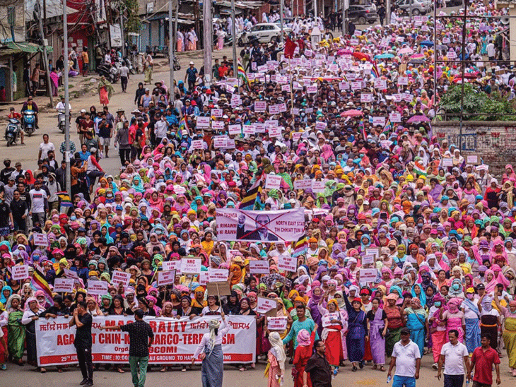 मणिपुर में उग्रवादियों के खिलाफ कार्रवाई की मांग को लेकर शनिवार को हजारों लोगों ने विशाल शांति रैली निकाली।