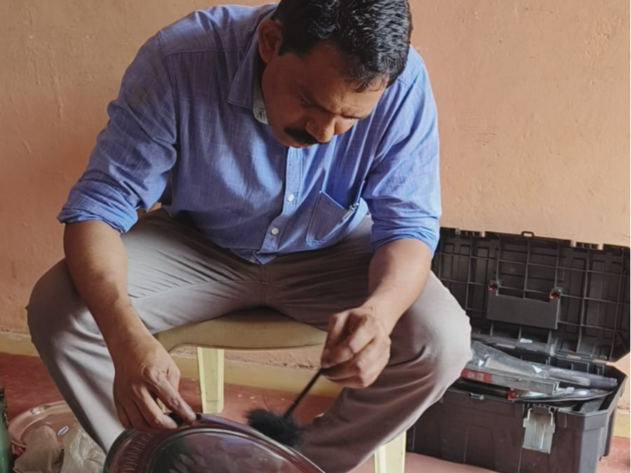 वारादातस्थल पर जांच करती हुई एफएसएल टीम। - Dainik Bhaskar