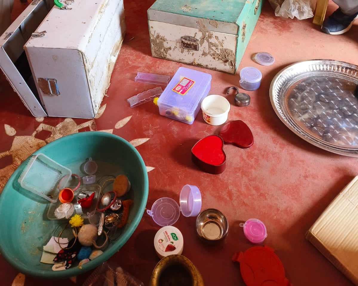 वारदात के बाद घर में फैला पड़ा सामान।