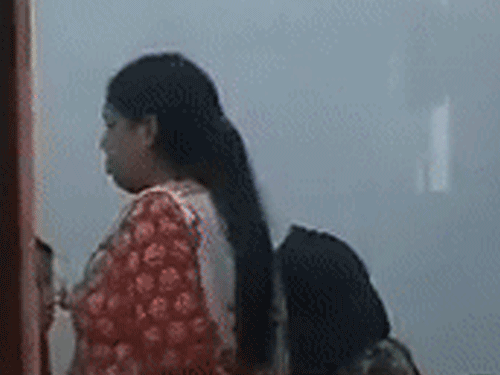 पाकिस्तान जा रही लड़की से पूछताछ के लिए महिला केंद्र से भी महिलाओं को बुलाया गया। पुलिस लड़की के मोबाइल की भी जांच कर रही है। वो केवल 250 रुपए लेकर पाकिस्तान जा रही थी।