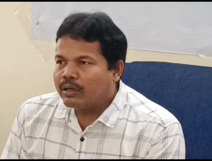 थाउजेंड पाउंडर बम के विषय में जानकारी देते हुए महाप्रबंधक सुकांता सरकार