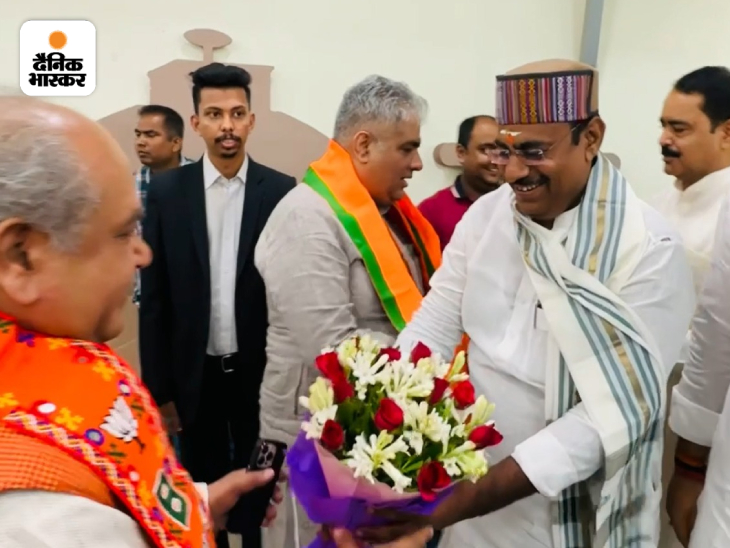 केंद्रीय मंत्री नरेंद्र सिंह तोमर और भूपेंद्र यादव का स्वागत करते विधायक रामेश्वर शर्मा एवं अन्य पार्टी नेता।