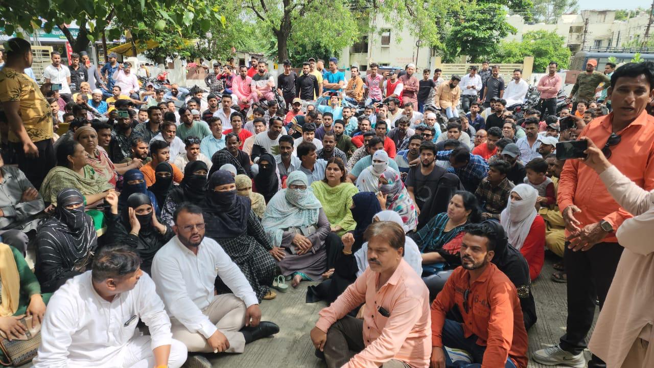 समुदाय विशेष के लोगों ने लड़की से छेड़छाड़ और मारपीट के आरोपियों की गिरफ्तारी और उनके घर तोड़े जाने को लेकर पुलिस कंट्रोल रूम पर प्रदर्शन किया।