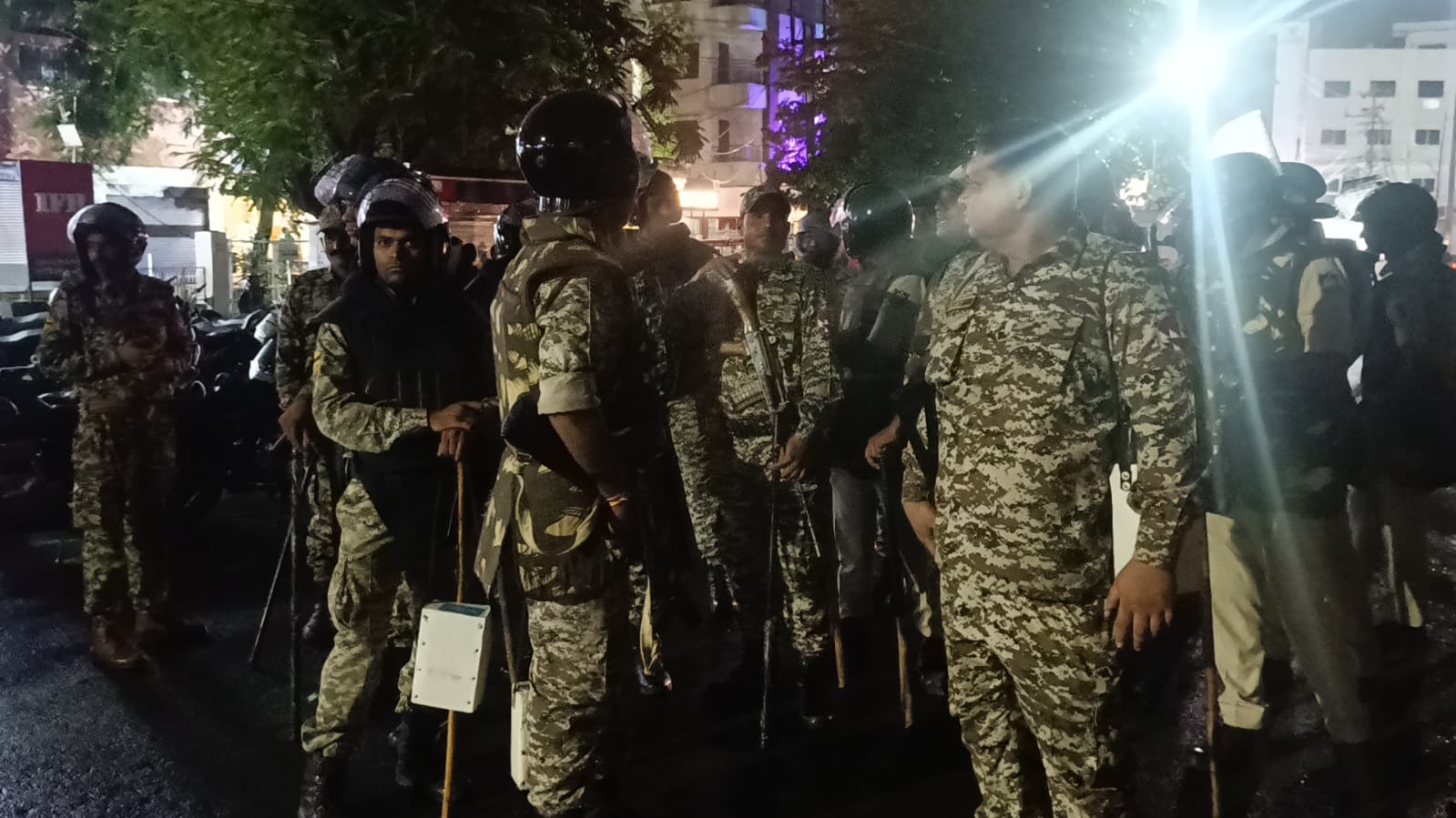 तनाव पूर्ण माहौल को देखते हुए पुलिस बल तैनात किया गया।