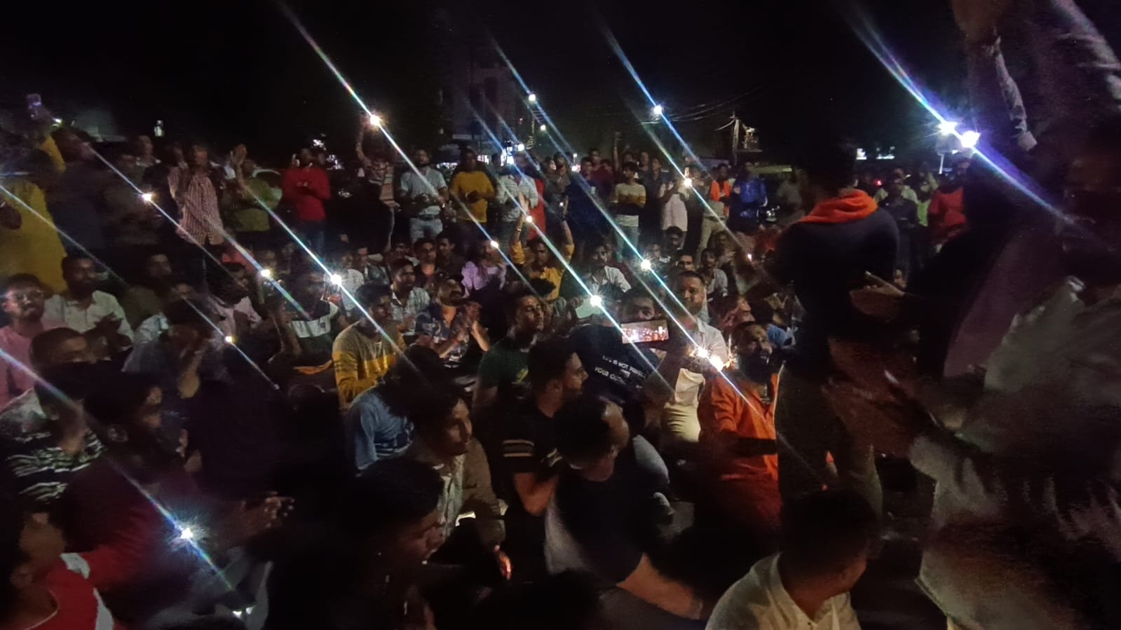 बजरंग दल ने थाने का घेराव करते हुए प्रदर्शन किया और धरने पर बैठ गए।