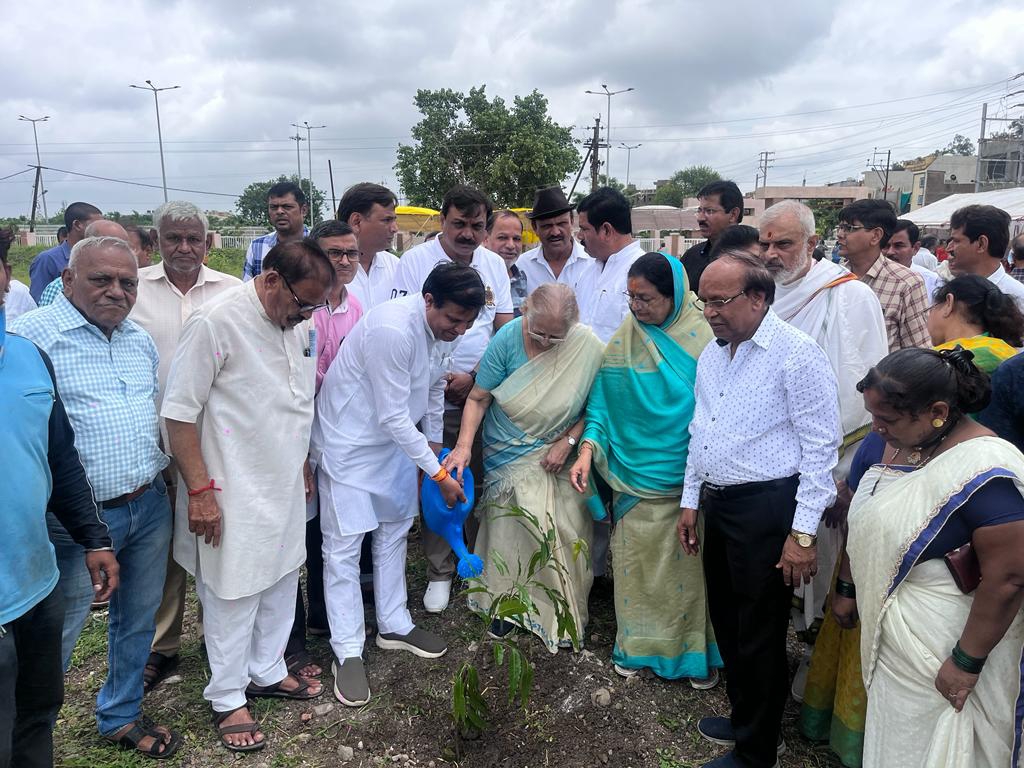 अहिल्या सरोवर उद्यान में पौधारोपण करती सुमित्रा महाजन, अन्ना महाराज, अशोक डागा, मालिनी गौड़, जयपाल सिंह चावड़ा, सुदर्शन गुप्ता व अन्य।