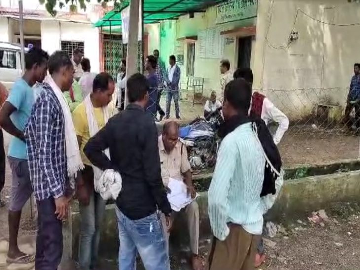 नवागढ़ थाना पुलिस मौके पर पहुंची और परिजनों से पूछताछ की। पुलिस ने बताया कि शुरुआती जांच में करंट से मौत होना लग रहा है।