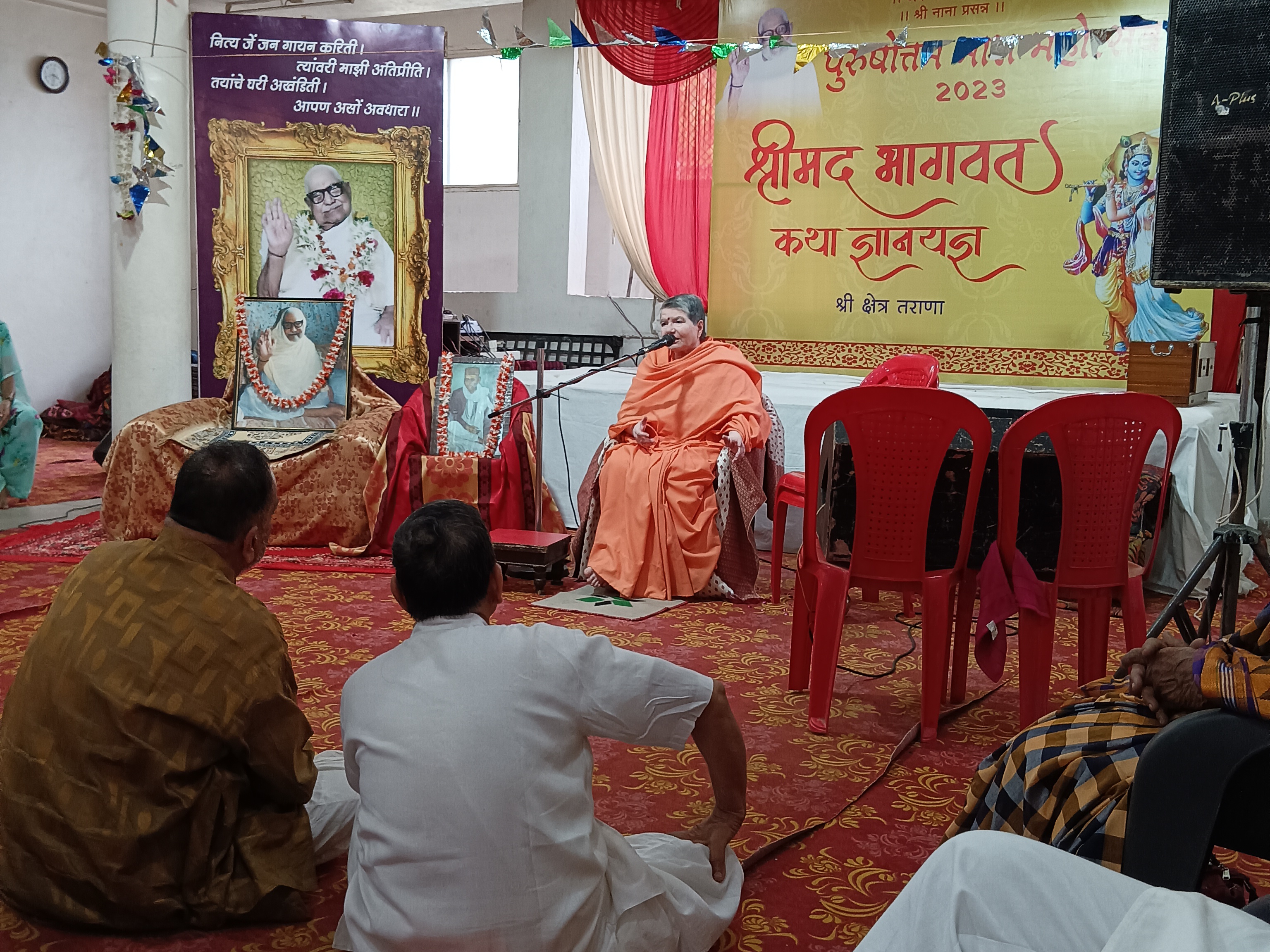 नर्मदा परिक्रमा पर व्याख्यान देतीं विशुद्धानंद भारती।