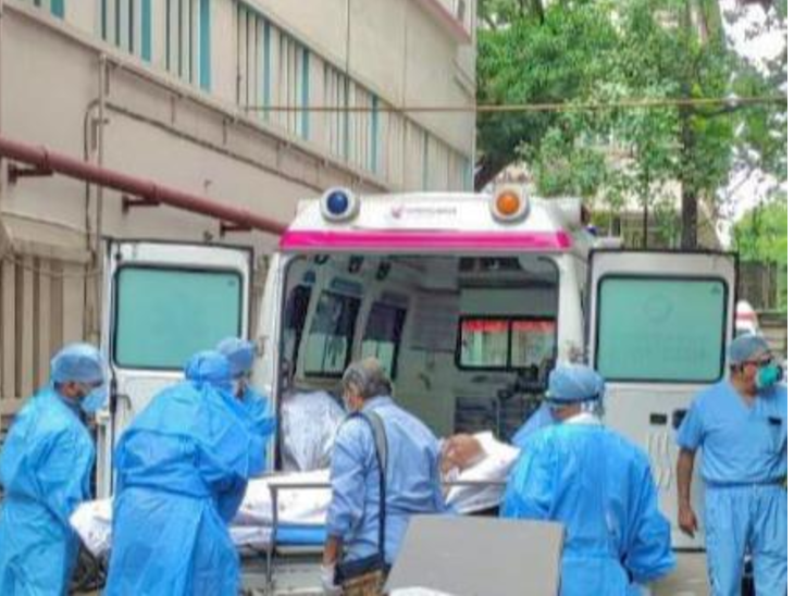 तस्वीर 2021 की है, जब बुद्धदेव भट्टाचार्य कोरोना संक्रमित हो गए थे।