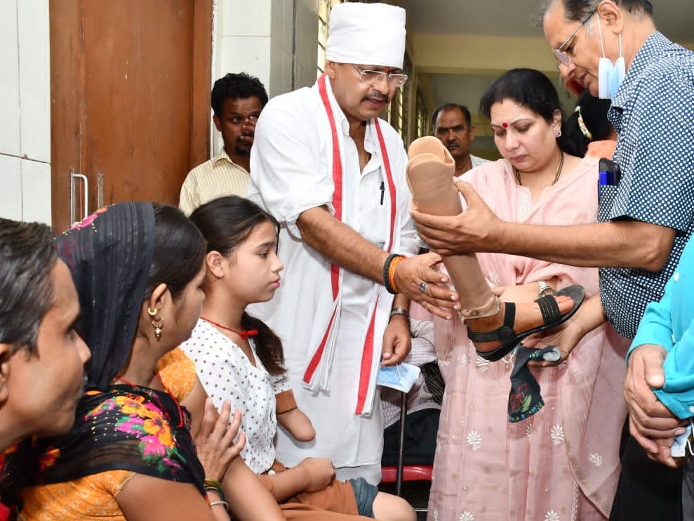 कृत्रिम अंग लगाने शिविर में दिव्यांगों के अंगों का लिया गया नाप। - Dainik Bhaskar