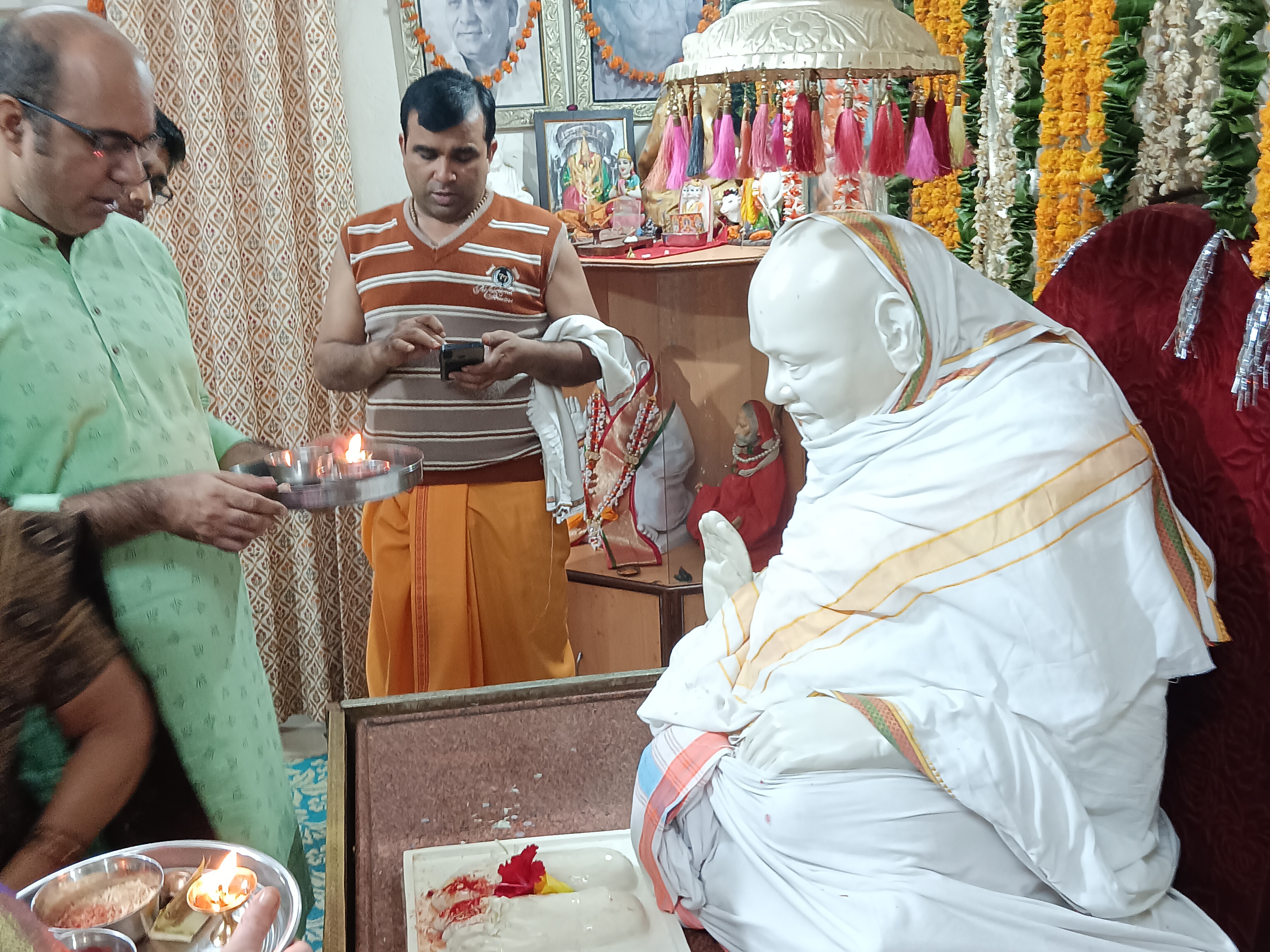 गुरु मंदिर में आरती करते श्रद्धालु।