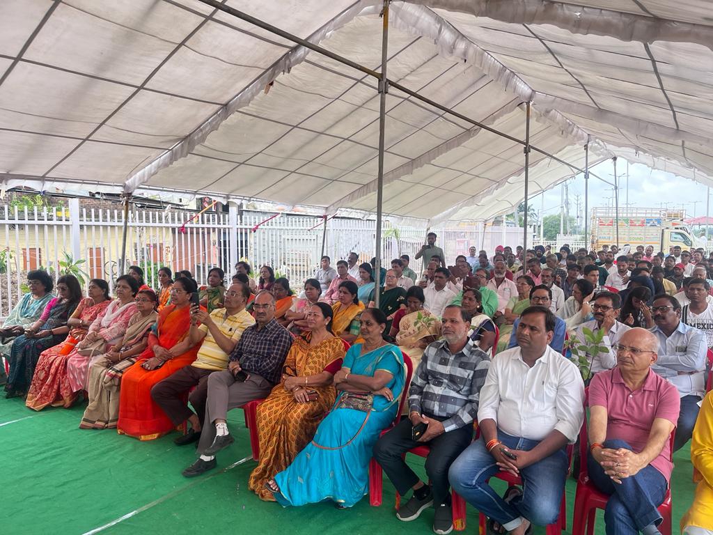 अहिल्या उत्सव समिति के पौधारोपण आयोजन में शामिल गणमान्य नागरिक।