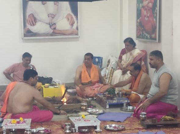 वैदिक मंत्रोच्चार के साथ हवन कुंड में डाली गई आहुतियां।