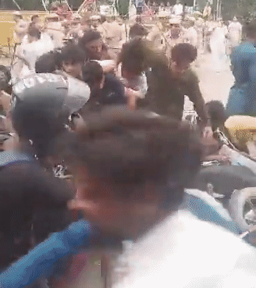 पुलिस ने अनियंत्रित भीड़ को काबू करने के लिए पुलिस को लाठीचार्ज करना पड़ा।