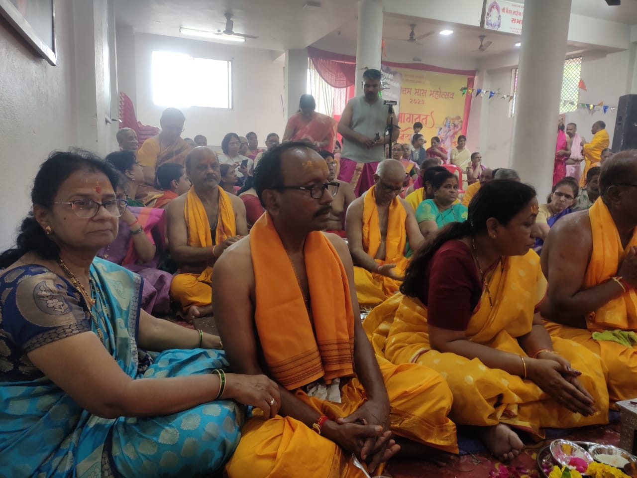 हवन में शामिल श्रद्धालु।