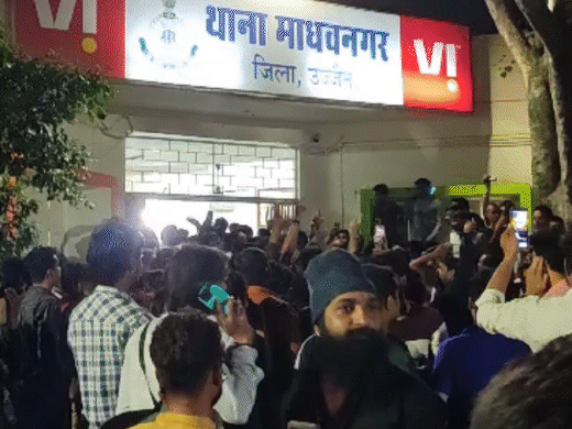 युवक का वीडियो वायरल होने के बाद बजरंग दल ने कार्रवाई की मांग को लेकर थाने का घेराव किया। - Dainik Bhaskar