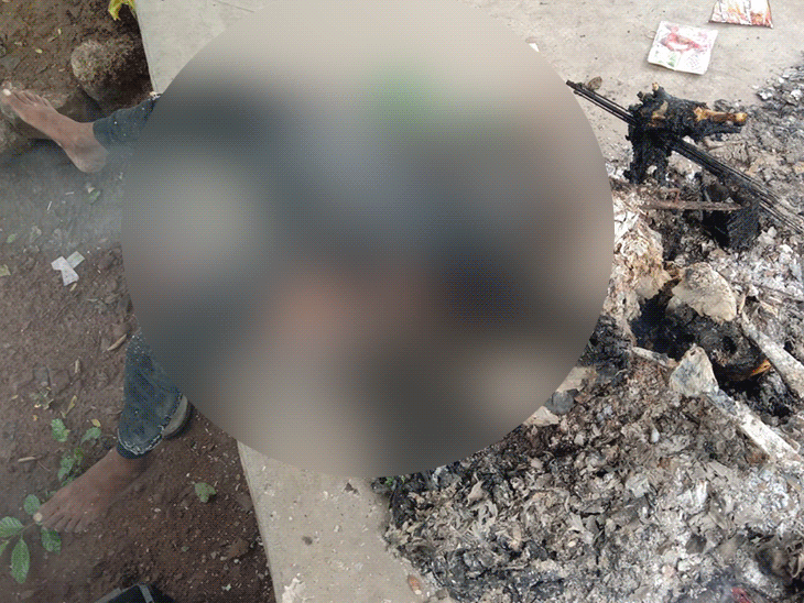 मंदिर के सामने युवक का अधजला शव मिला है, सीने में त्रिशूल से वार किया गया है, पास में एक बाइक भी मिली है। - Dainik Bhaskar