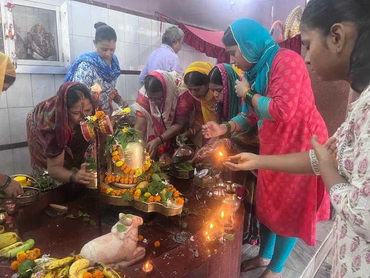 पुनाईचक के शिव मंदिर में जलाभिषेक करते श्रद्धालु