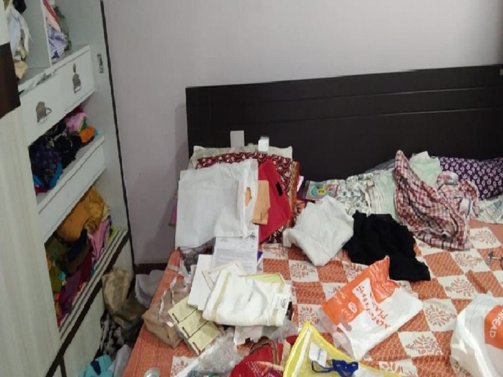 स्पोर्ट्स ऑफिसर जब घर पहुंचे तो कमरों में बिखरा पड़ा था पूरा सामाना।