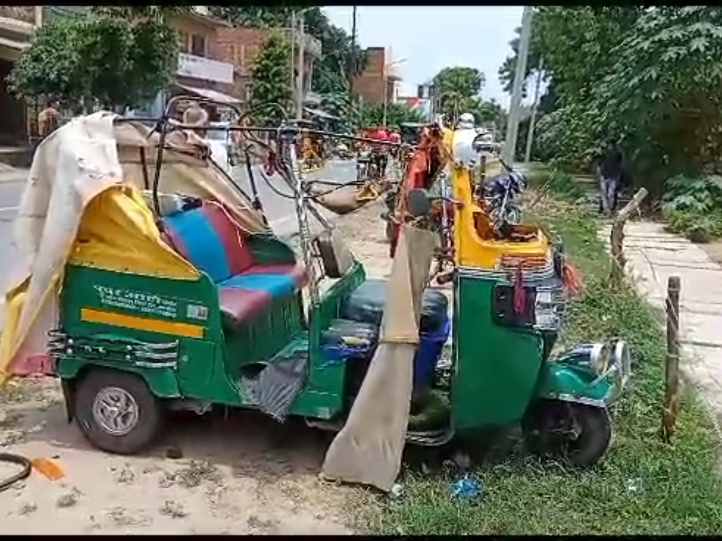 Auto rider old man died, wife seriously injured; referred to district ...